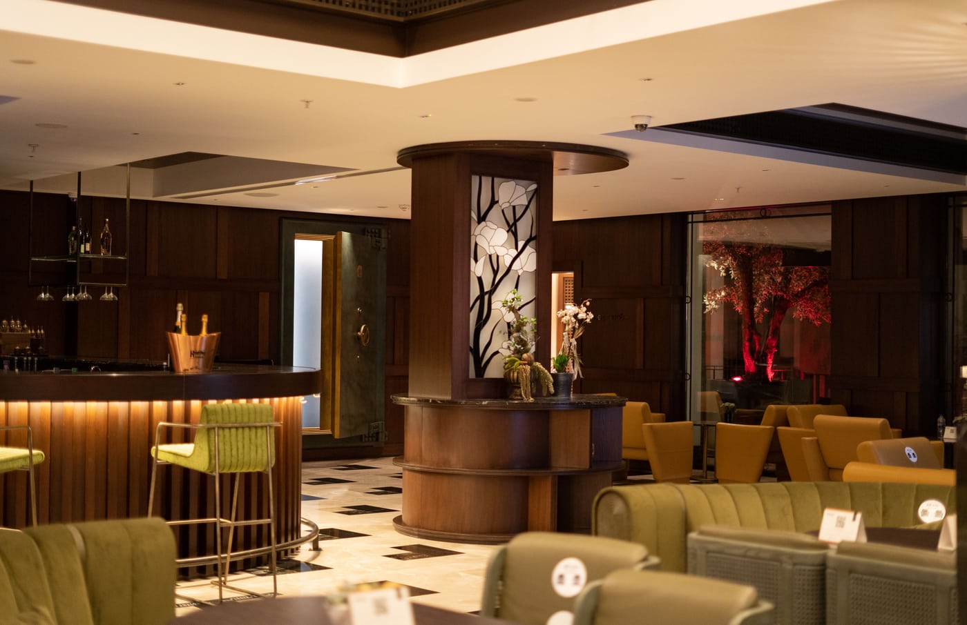 İstanbul’da sıcak ışıklı, modern mobilyalı bir otel lobisi.